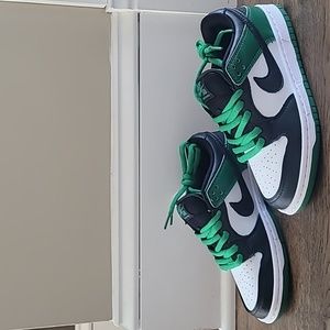 Nike Kids Low-Top Sneakers in White, Black, Green